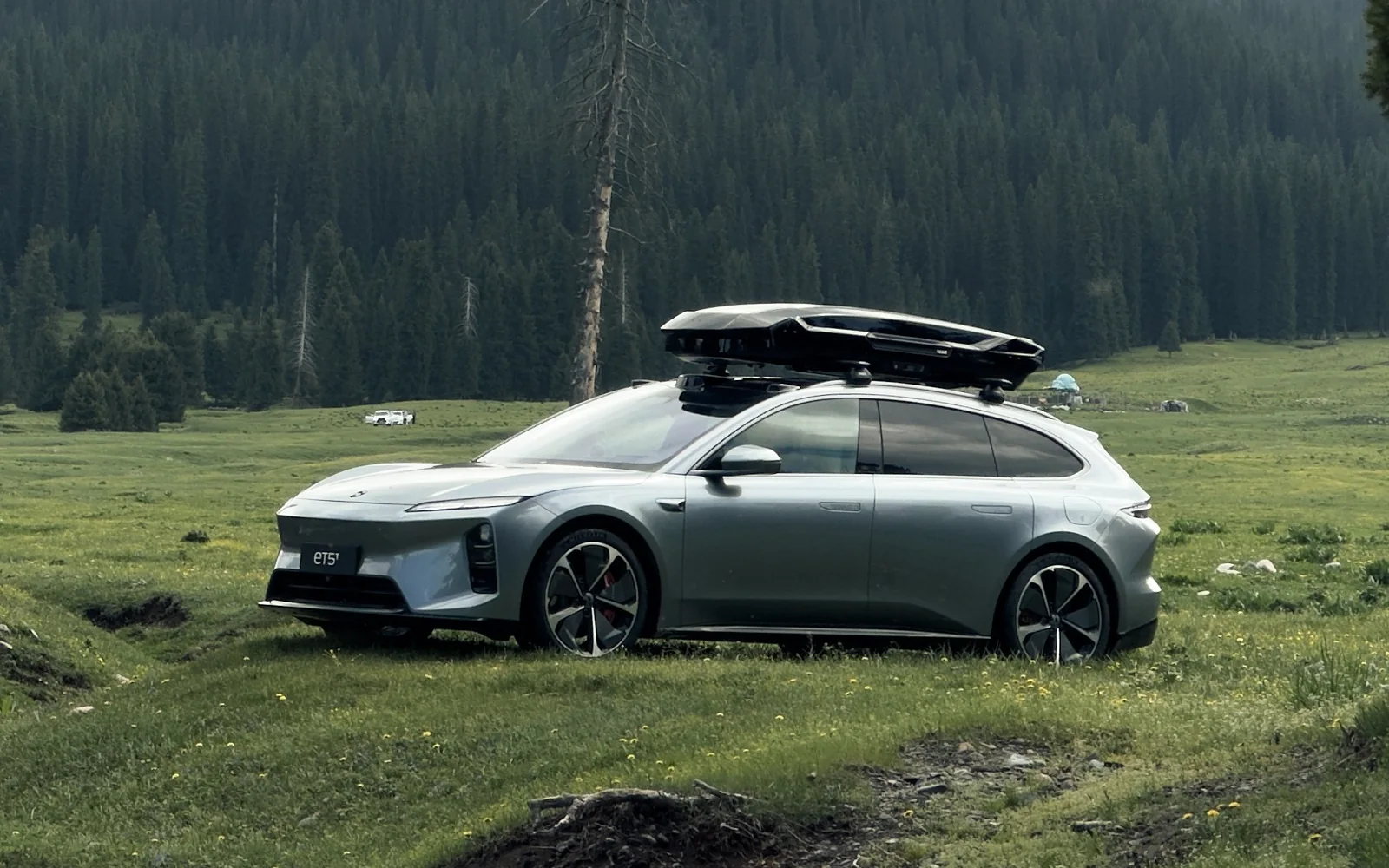 配有车顶箱的 NIO ET5T 电动旅行车