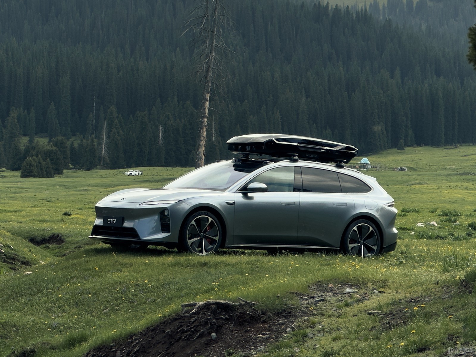 北欧环境中的银灰色 NIO ET5 Touring