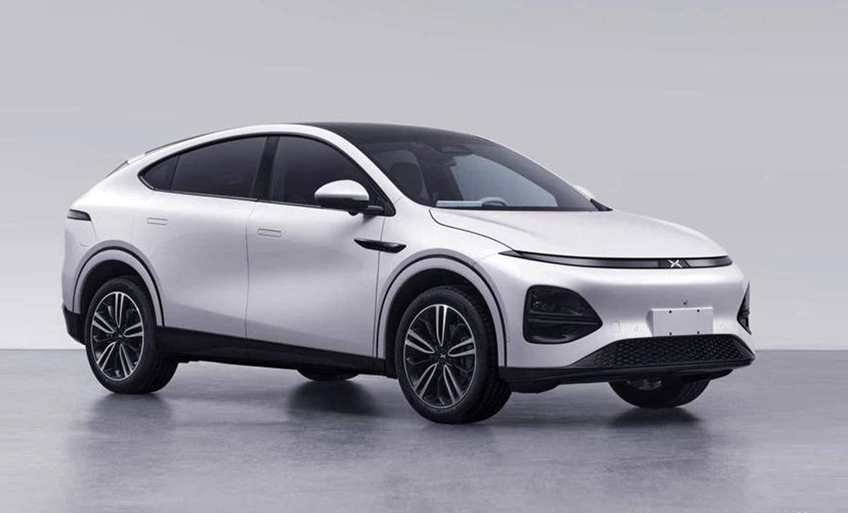 白色 XPENG G6 车身前侧展示